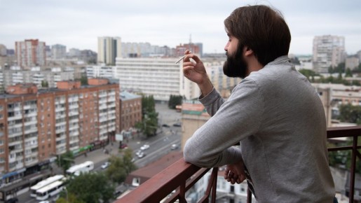 Курение на балконе: закон или нарушение прав соседей?