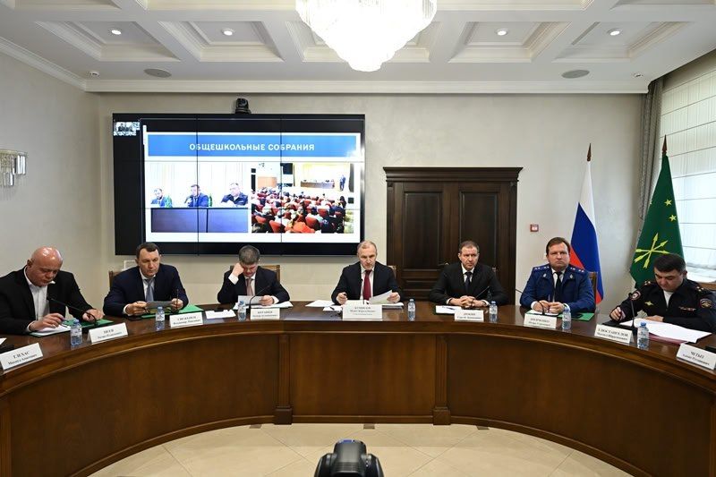 Врио министра Махмуд Тлюстангелов принял участие в заседании республиканской комиссии по обеспечению безопасности дорожного движения