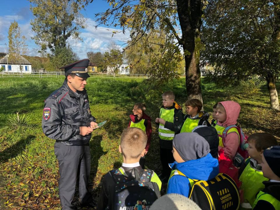 В Майкопском районе прошла акция с участием учеников, организованная в рамках проекта «Шагающий автобус»