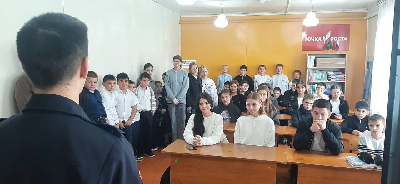 В Адыгее сотрудники Госавтоинспекции провели профилактическую беседу в школе Теучежского района
