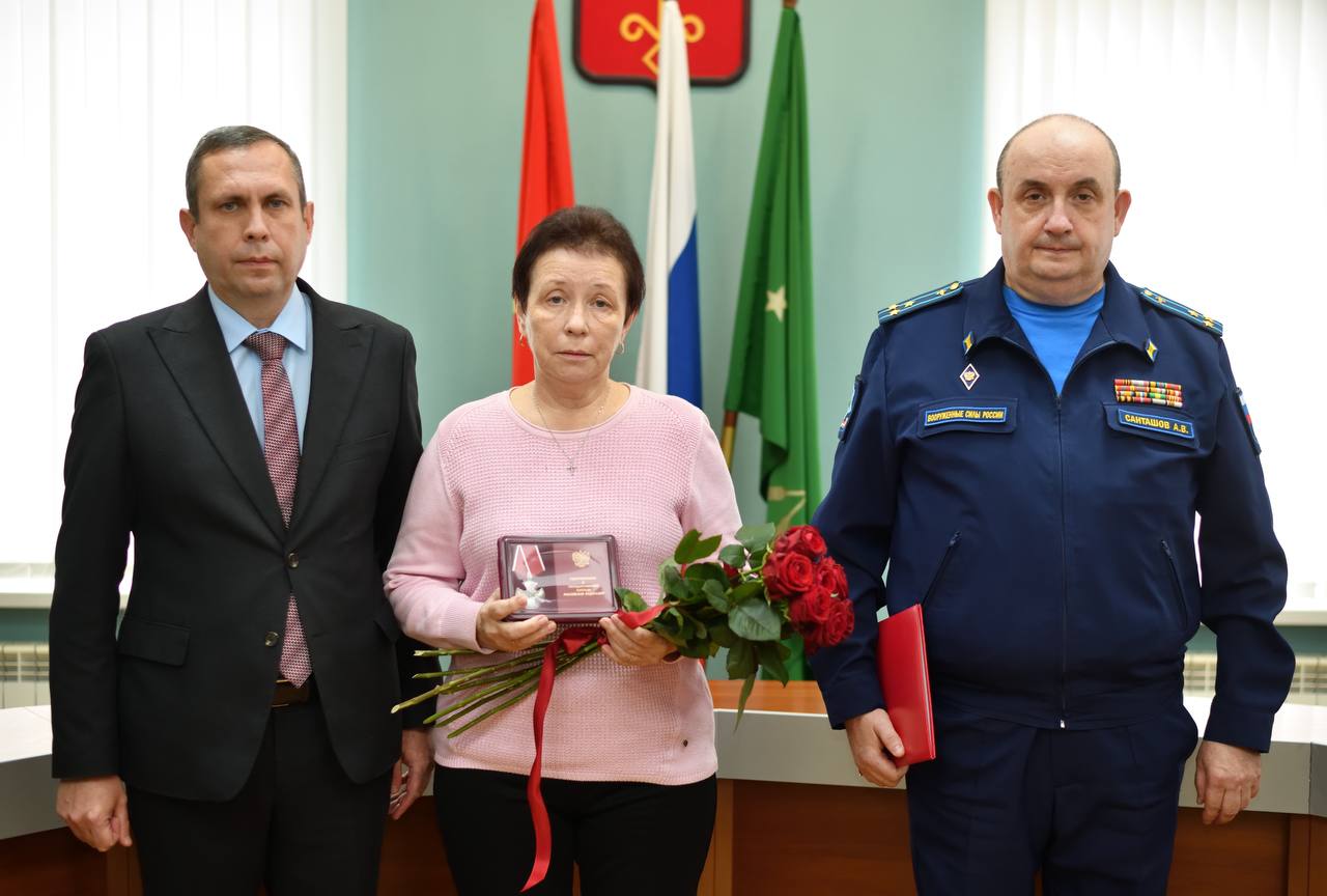 Геннадий Митрофанов: Сегодня вместе с военным комиссаром города Майкопа Алексеем Санташовым передали государственные награды семьям военнослужащих, погибших в ходе Специальной военной операции Геннадий Митрофанов: Сегодня вместе с военным комиссаром города Майкопа Алексеем Санташовым передали государственные награды семьям военнослужащих, погибших в ходе Специальной военной операции