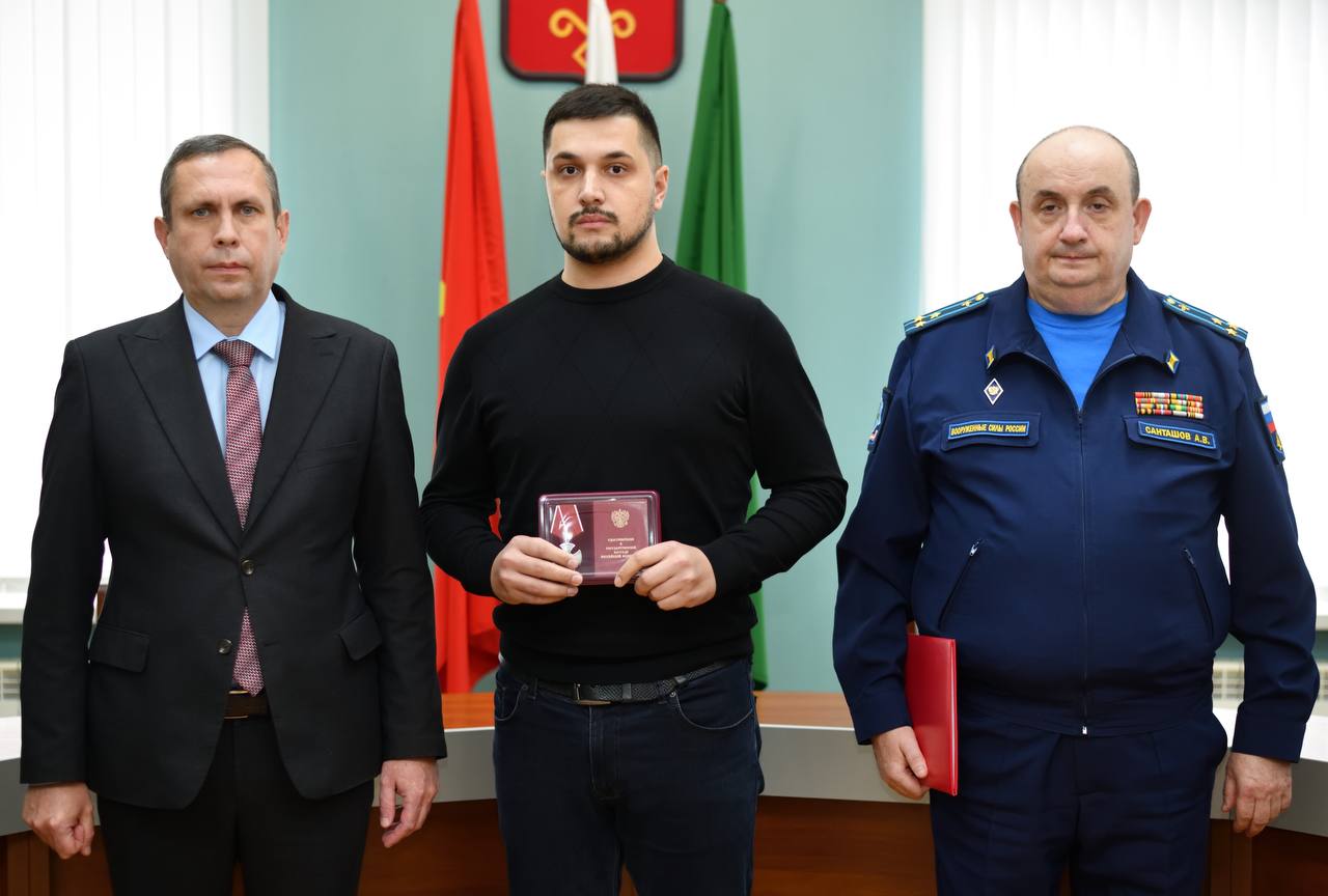 Геннадий Митрофанов: Сегодня вместе с военным комиссаром города Майкопа Алексеем Санташовым передали государственные награды семьям военнослужащих, погибших в ходе Специальной военной операции Геннадий Митрофанов: Сегодня вместе с военным комиссаром города Майкопа Алексеем Санташовым передали государственные награды семьям военнослужащих, погибших в ходе Специальной военной операции