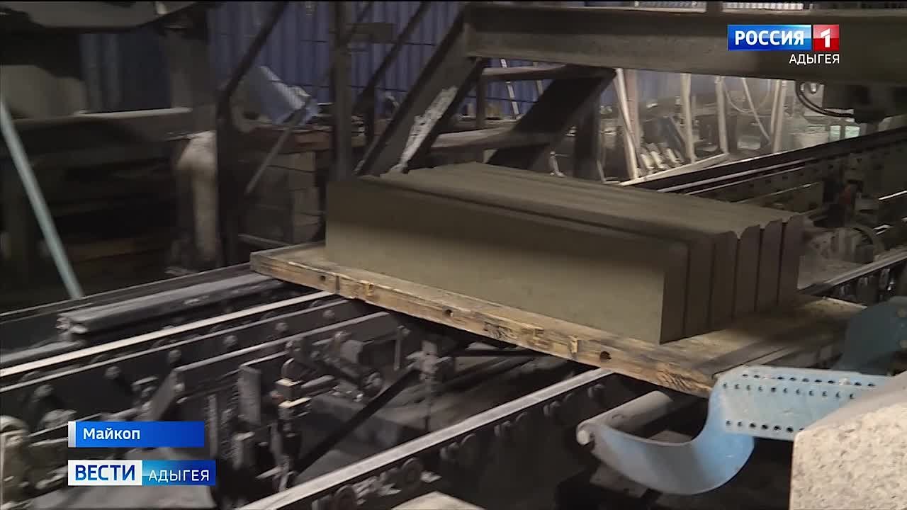 Глава Адыгеи Мурат Кумпилов в ходе рабочей поездки посетил ведущее в регионе предприятие по производству тротуарной плитки