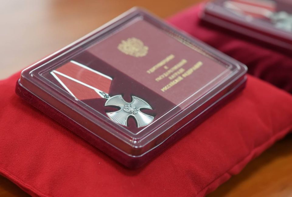 Геннадий Митрофанов: Сегодня вместе с военным комиссаром города Майкопа Алексеем Санташовым передали государственные награды семьям военнослужащих, погибших в ходе Специальной военной операции