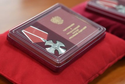 Геннадий Митрофанов: Сегодня вместе с военным комиссаром города Майкопа Алексеем Санташовым передали государственные награды семьям военнослужащих, погибших в ходе Специальной военной операции