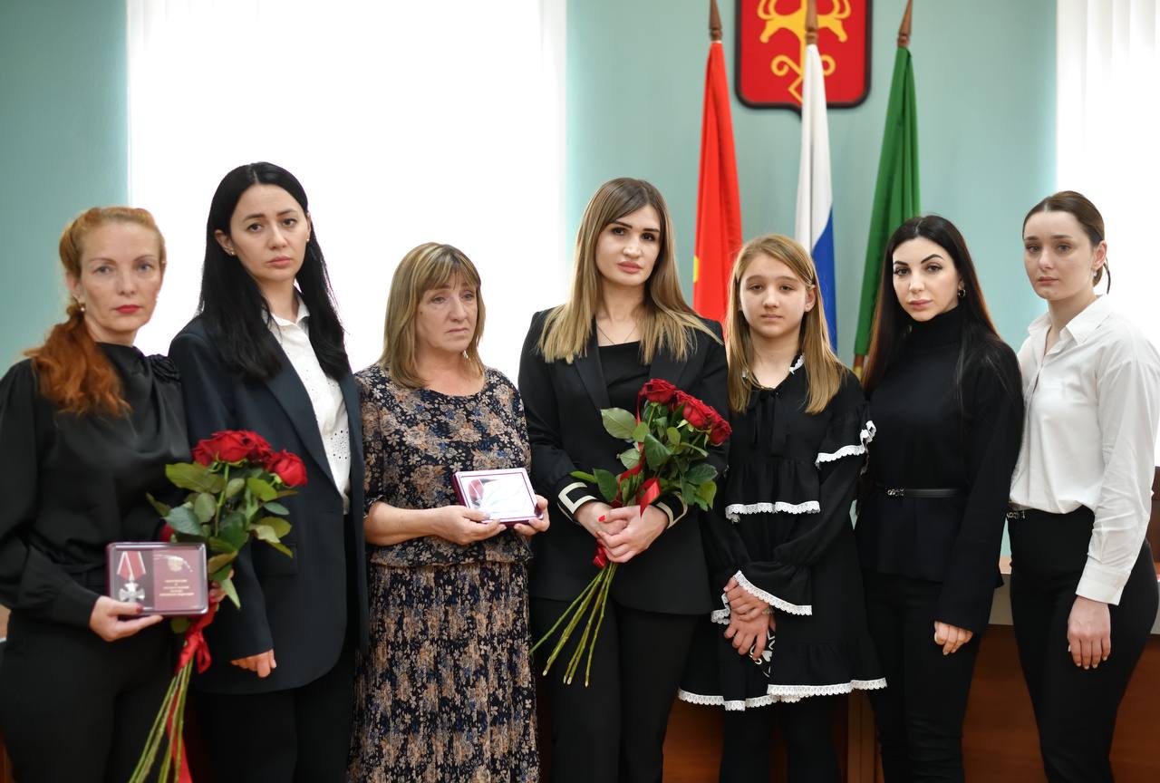 Геннадий Митрофанов: Сегодня вместе с военным комиссаром города Майкопа Алексеем Санташовым передали государственные награды семьям военнослужащих, погибших в ходе Специальной военной операции Геннадий Митрофанов: Сегодня вместе с военным комиссаром города Майкопа Алексеем Санташовым передали государственные награды семьям военнослужащих, погибших в ходе Специальной военной операции