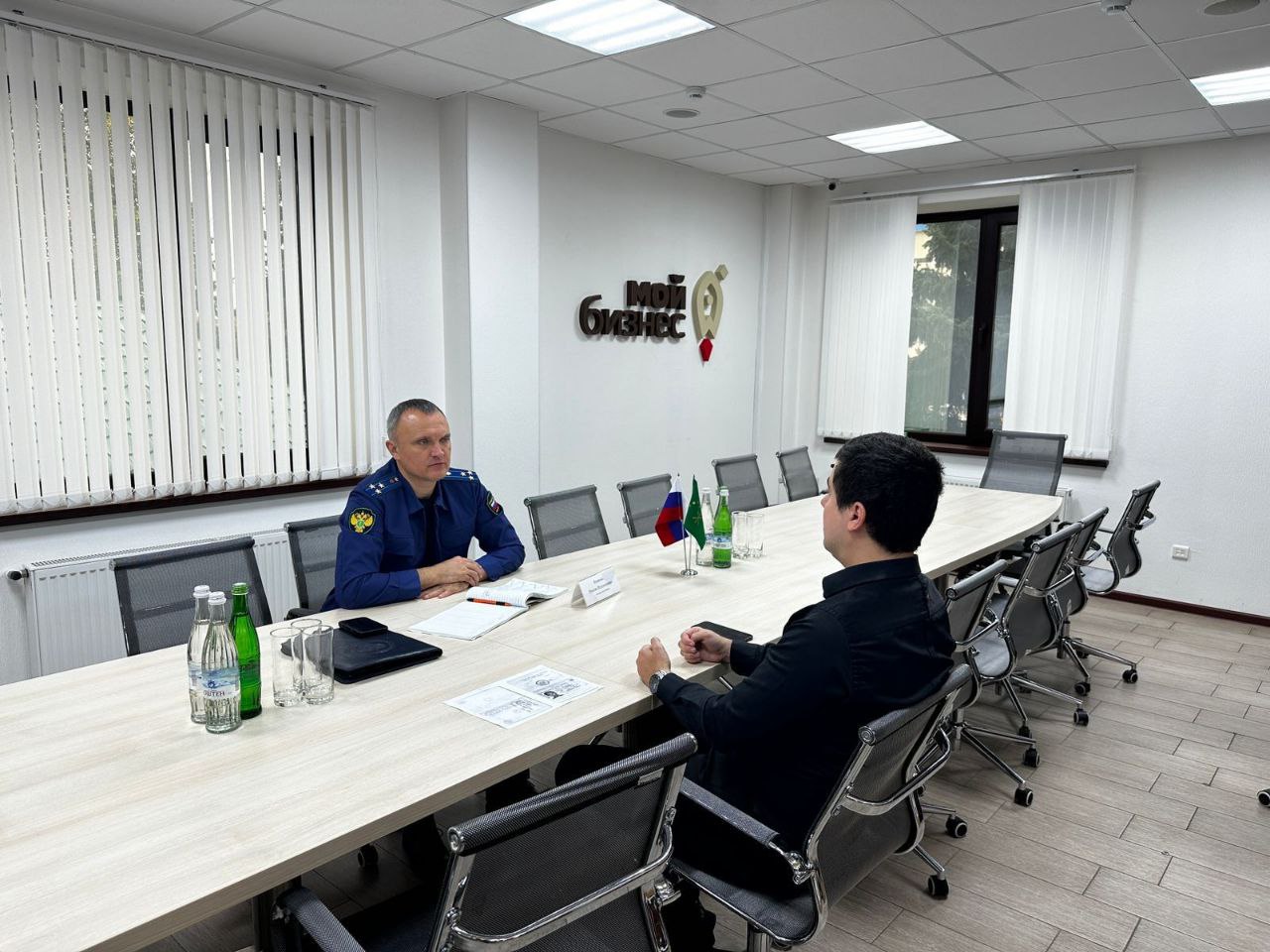Прокурор города Майкоп Максим Яковенко провел очередной личный прием представителей бизнес-сообщества города на базе АНО «Центр поддержки предпринимательства Республики Адыгея»