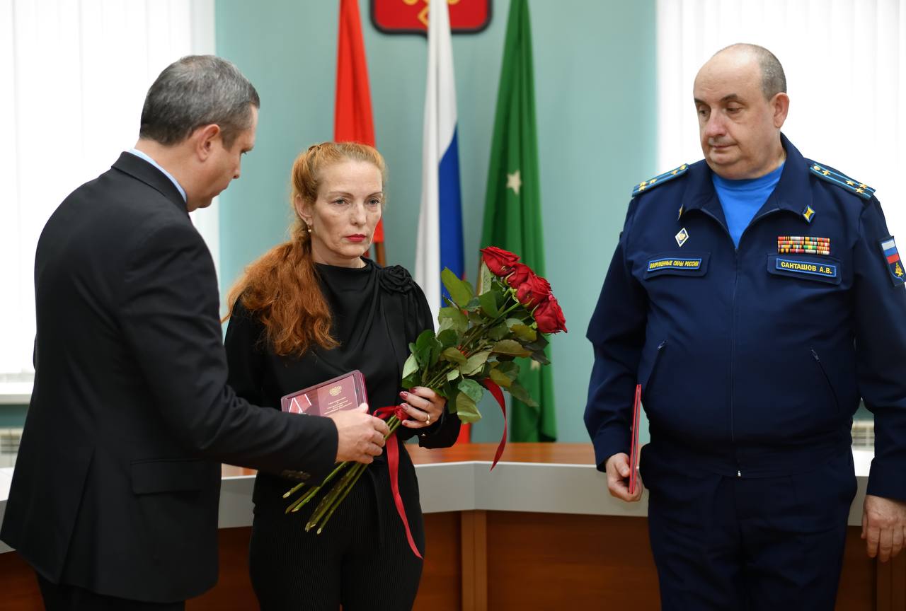 Геннадий Митрофанов: Сегодня вместе с военным комиссаром города Майкопа Алексеем Санташовым передали государственные награды семьям военнослужащих, погибших в ходе Специальной военной операции Геннадий Митрофанов: Сегодня вместе с военным комиссаром города Майкопа Алексеем Санташовым передали государственные награды семьям военнослужащих, погибших в ходе Специальной военной операции