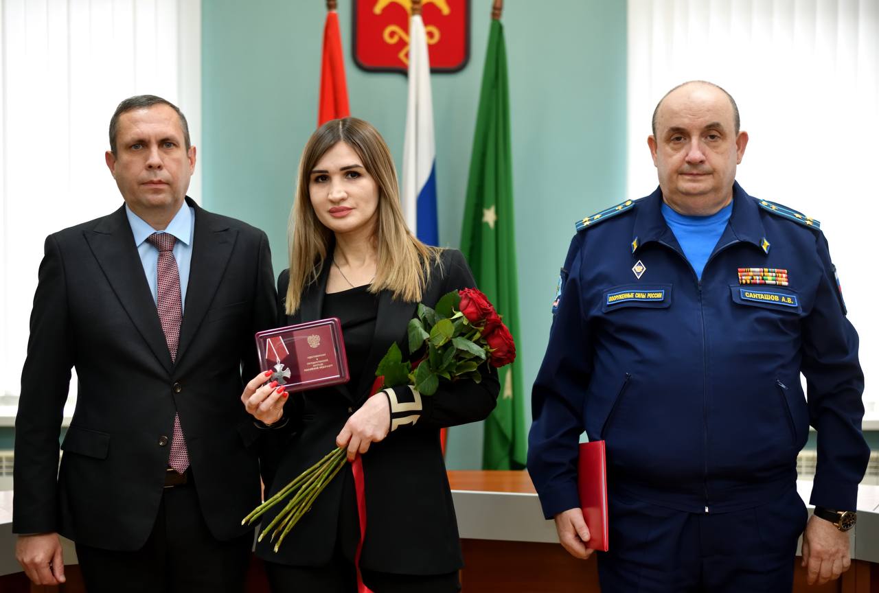 Геннадий Митрофанов: Сегодня вместе с военным комиссаром города Майкопа Алексеем Санташовым передали государственные награды семьям военнослужащих, погибших в ходе Специальной военной операции Геннадий Митрофанов: Сегодня вместе с военным комиссаром города Майкопа Алексеем Санташовым передали государственные награды семьям военнослужащих, погибших в ходе Специальной военной операции