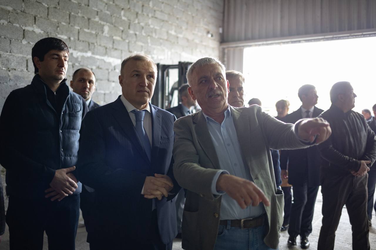 Глава Адыгеи посетил ведущее в регионе предприятие по производству тротуарной плитки Глава Адыгеи посетил ведущее в регионе предприятие по производству тротуарной плитки