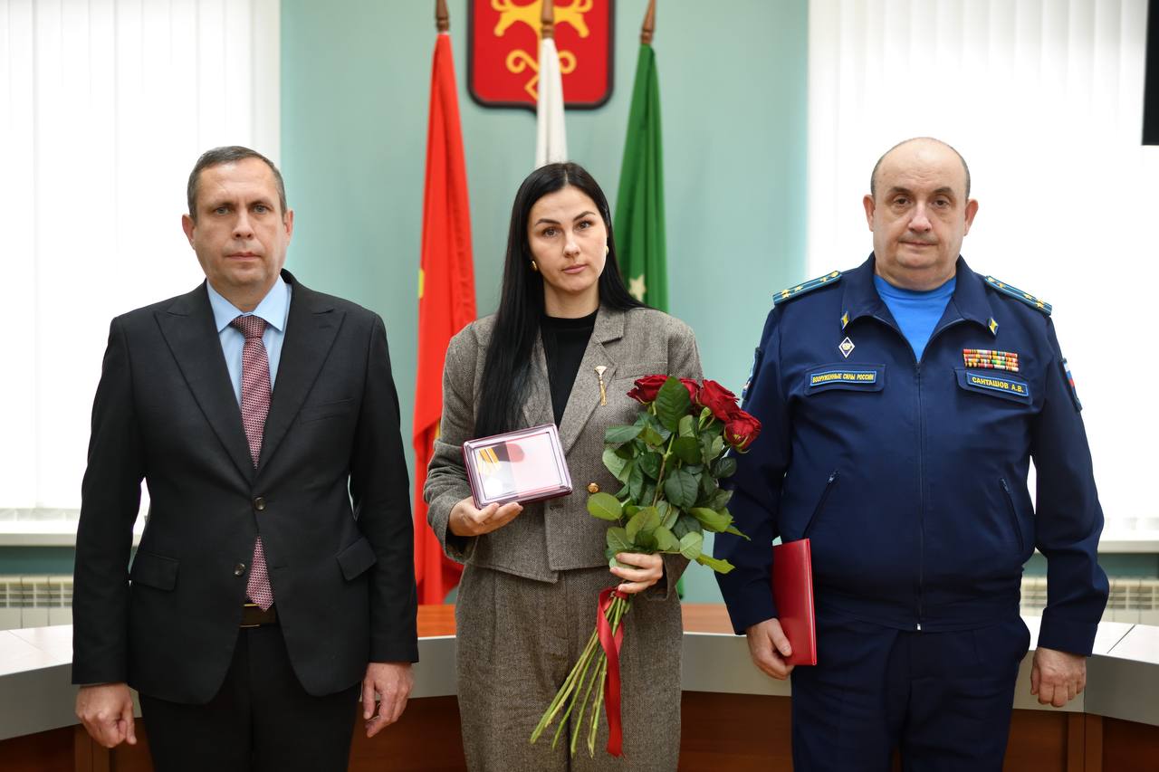 Геннадий Митрофанов: Сегодня вместе с военным комиссаром города Майкопа Алексеем Санташовым передали государственные награды семьям военнослужащих, погибших в ходе Специальной военной операции Геннадий Митрофанов: Сегодня вместе с военным комиссаром города Майкопа Алексеем Санташовым передали государственные награды семьям военнослужащих, погибших в ходе Специальной военной операции