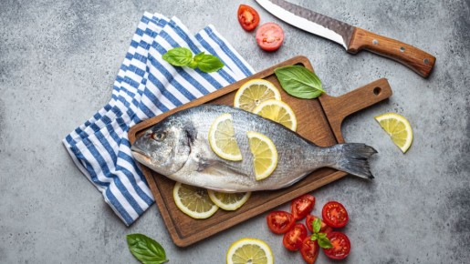 Сделайте с рыбой вот что, прежде чем чистить: чешуя сама отлетит за секунду