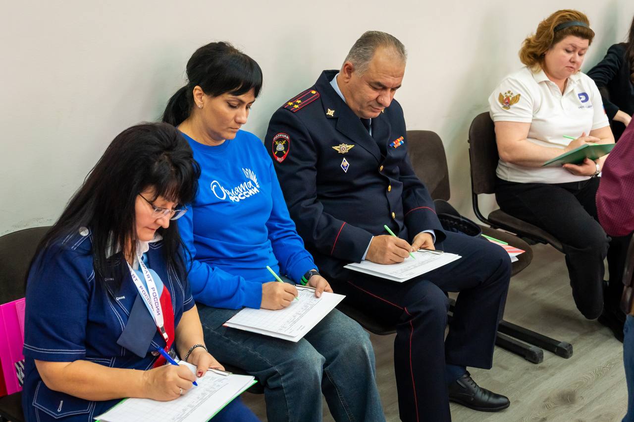 Семейный конкурс по безопасности дорожного движения прошел в Адыгее Семейный конкурс по безопасности дорожного движения прошел в Адыгее