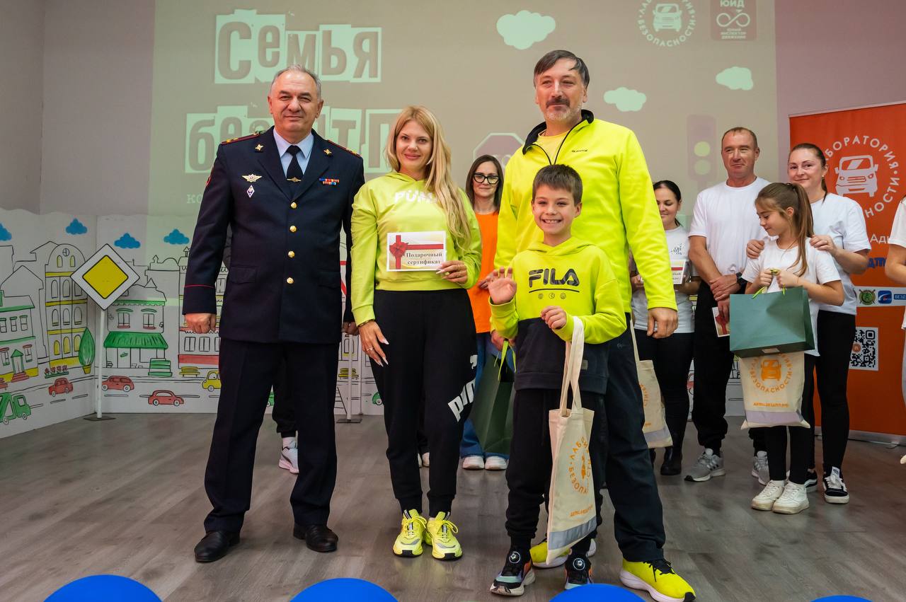 Семейный конкурс по безопасности дорожного движения прошел в Адыгее Семейный конкурс по безопасности дорожного движения прошел в Адыгее