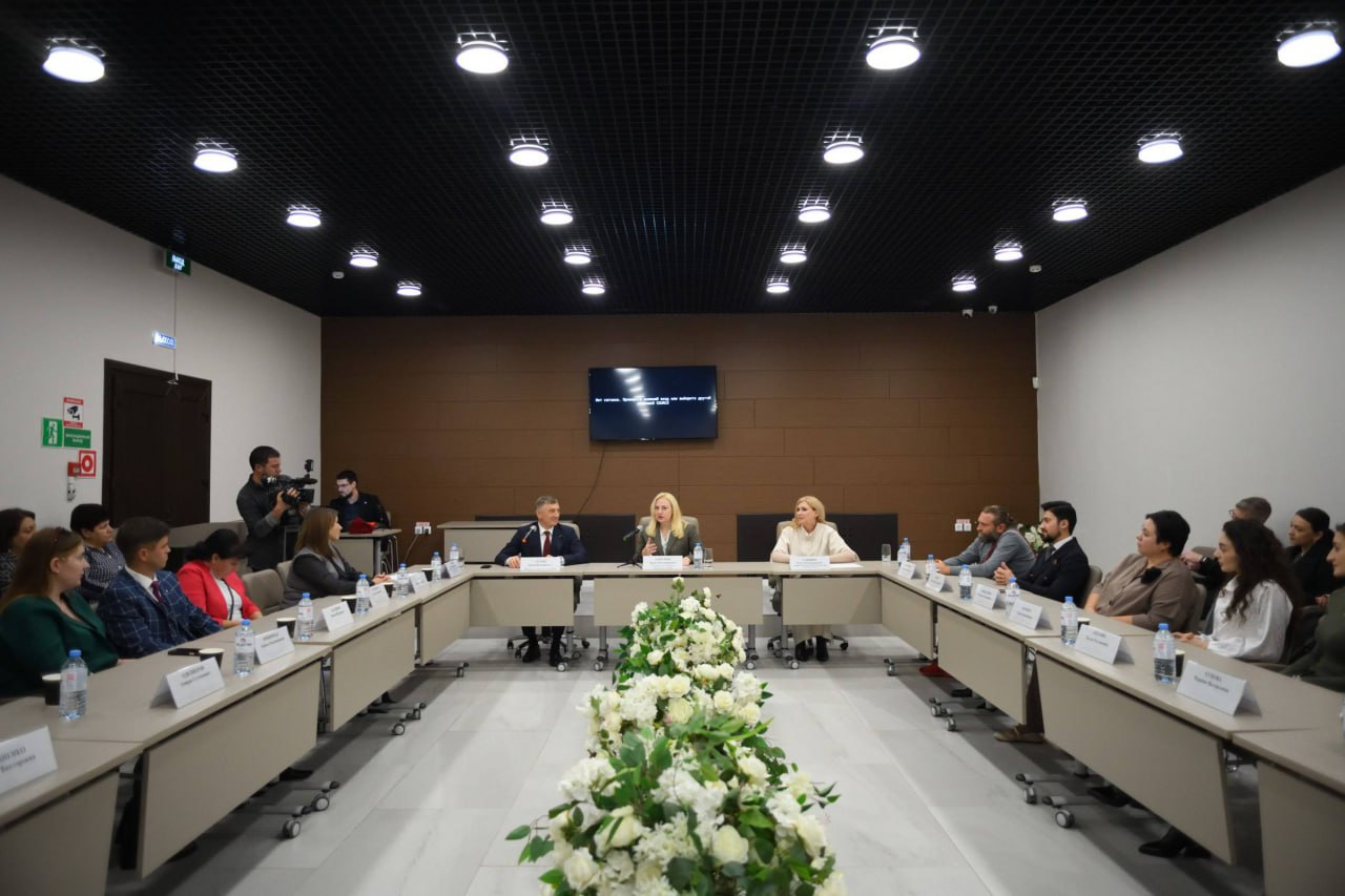 В рамках рабочей поездки в Республику Адыгея статс-секретарь – заместитель Министра культуры России Жанна Алексеева встретилась с земскими работниками культуры