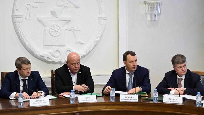 Врио министра внутренних дел Махмуд Тлюстангелов принял участие в заседании Антитеррористической комиссии в Республике Адыгея Врио министра внутренних дел Махмуд Тлюстангелов принял участие в заседании Антитеррористической комиссии в Республике Адыгея