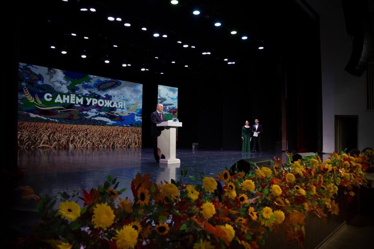 Мурат Кумпилов поздравил аграриев Адыгеи с рекордным по стране урожаем пшеницы Мурат Кумпилов поздравил аграриев Адыгеи с рекордным по стране урожаем пшеницы