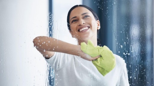 Об этих приемах давно пора забыть: так нельзя отмывать окна и зеркала