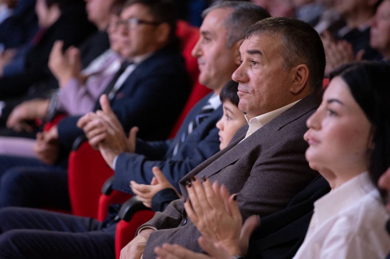 Мурат Кумпилов поздравил аграриев Адыгеи с рекордным по стране урожаем пшеницы Мурат Кумпилов поздравил аграриев Адыгеи с рекордным по стране урожаем пшеницы