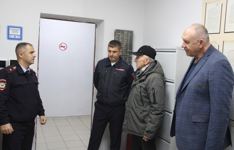 В Адыгее представители Общественного совета при региональном МВД посетили приемник для лиц, арестованных в административном порядке В Адыгее представители Общественного совета при региональном МВД посетили приемник для лиц, арестованных в административном порядке