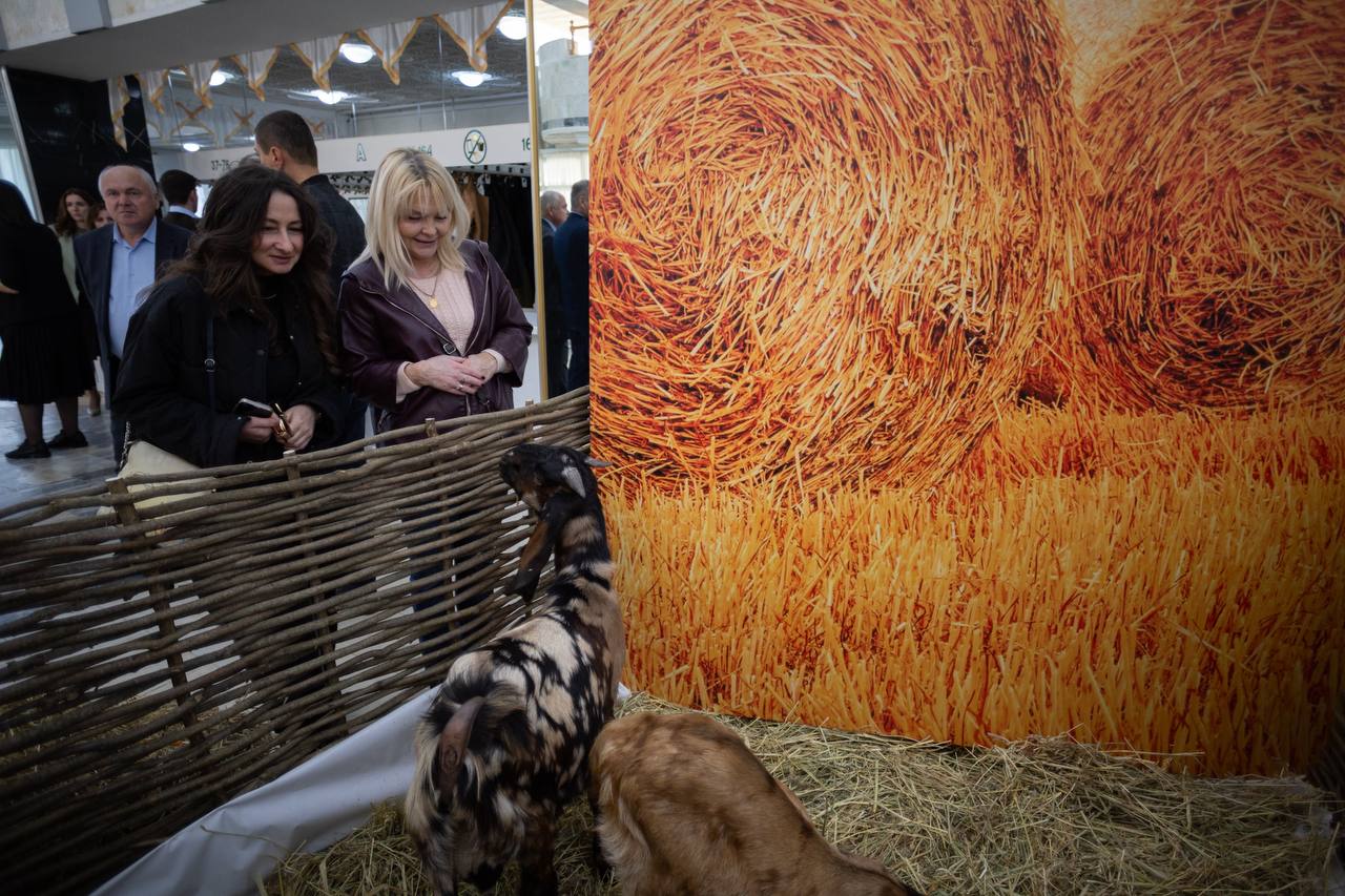 Мурат Кумпилов поздравил аграриев Адыгеи с рекордным по стране урожаем пшеницы Мурат Кумпилов поздравил аграриев Адыгеи с рекордным по стране урожаем пшеницы