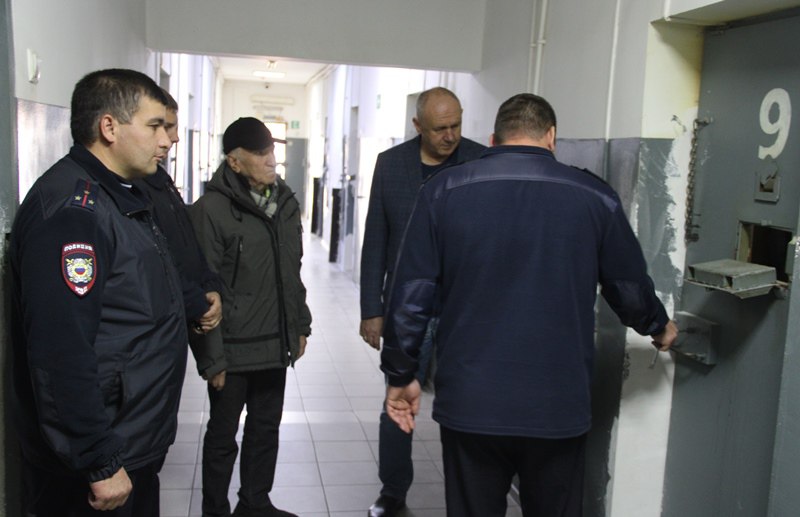 В Адыгее представители Общественного совета при региональном МВД посетили приемник для лиц, арестованных в административном порядке В Адыгее представители Общественного совета при региональном МВД посетили приемник для лиц, арестованных в административном порядке