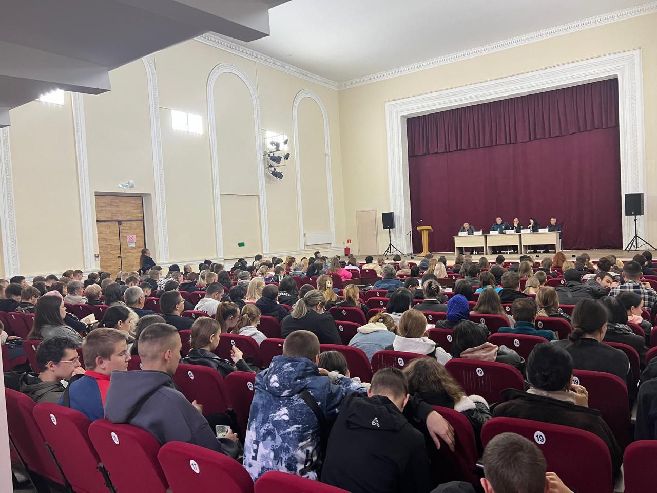 Сотрудники МЧС России продолжают активную работу с населением