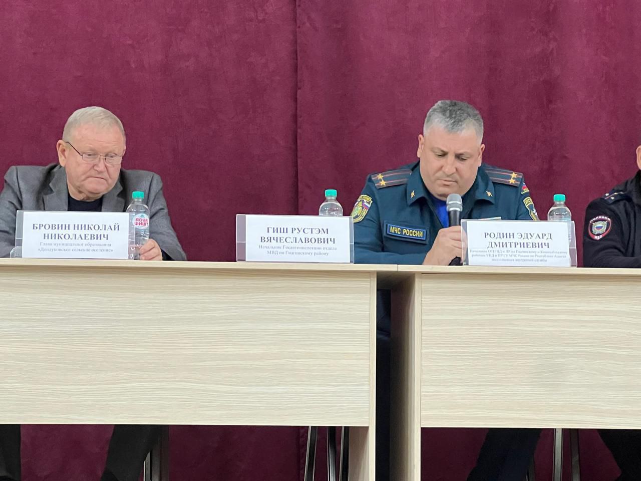 Сотрудники МЧС России продолжают активную работу с населением Сотрудники МЧС России продолжают активную работу с населением