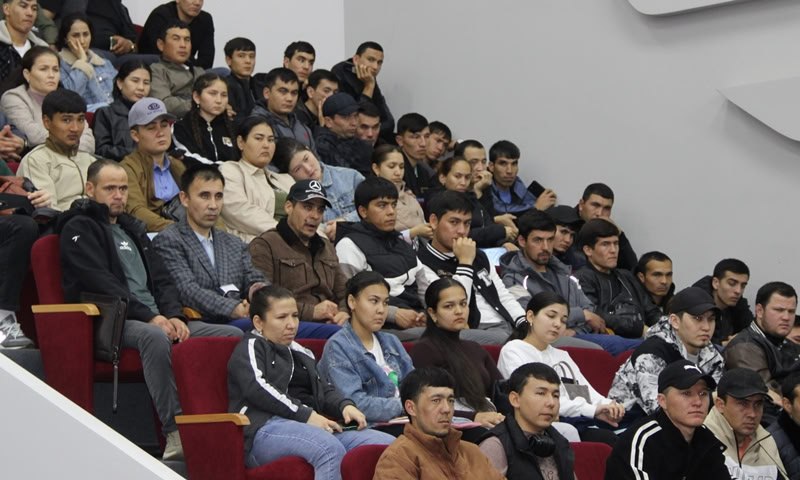 Сотрудники управления по вопросам миграции регионального МВД и общественники встретились с иностранцами, обучающимися в ВУЗах Адыгеи Сотрудники управления по вопросам миграции регионального МВД и общественники встретились с иностранцами, обучающимися в ВУЗах Адыгеи