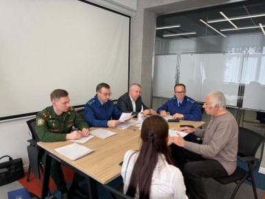 Исполняющий обязанности прокурора Республики Адыгея Аслан Беретарь совместно с военным прокурором Майкопского гарнизона Максимом Говоровым и руководителем регионального отделения фонда «Защитники Отечества» Асланом Потоковым...