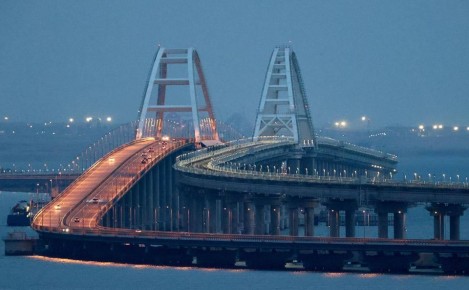 С сегодняшнего дня проезд электромобилей и гибридов по Крымскому мосту со стороны Кубани запрещён