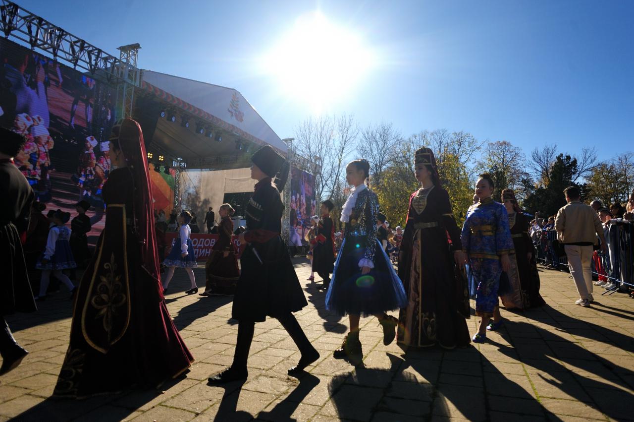 Геннадий Митрофанов: Майкопская площадь Дружбы сегодня стала местом проведения праздничных мероприятий, посвященных Дню народного единства! Геннадий Митрофанов: Майкопская площадь Дружбы сегодня стала местом проведения праздничных мероприятий, посвященных Дню народного единства!