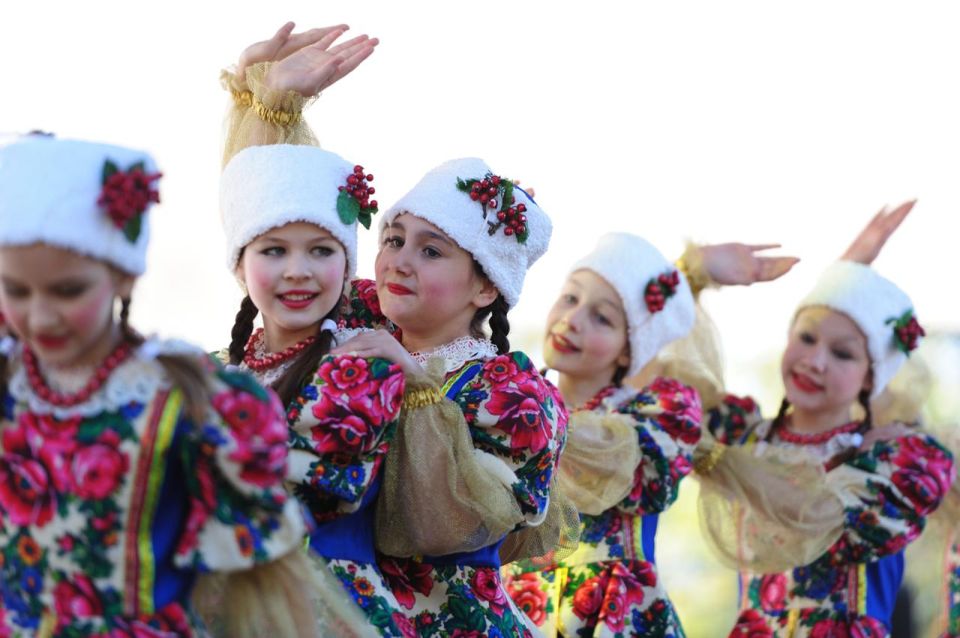 Площадь Дружбы в Майкопе сегодня стала местом проведения праздничных мероприятий, посвященных Дню народного единства! Площадь Дружбы в Майкопе сегодня стала местом проведения праздничных мероприятий, посвященных Дню народного единства!