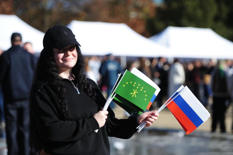 Геннадий Митрофанов: Майкопская площадь Дружбы сегодня стала местом проведения праздничных мероприятий, посвященных Дню народного единства! Геннадий Митрофанов: Майкопская площадь Дружбы сегодня стала местом проведения праздничных мероприятий, посвященных Дню народного единства!