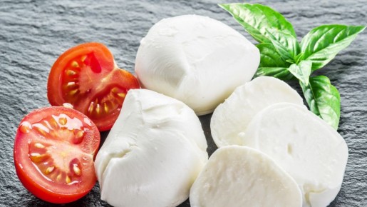 Его можно добавить в десяток блюд: не спешите выливать рассол от моцареллы и феты