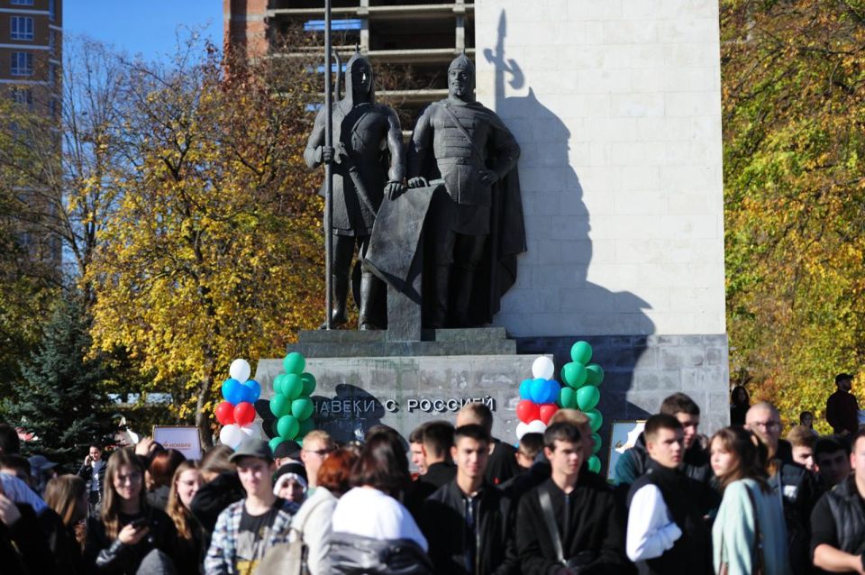 Площадь Дружбы в Майкопе сегодня стала местом проведения праздничных мероприятий, посвященных Дню народного единства!