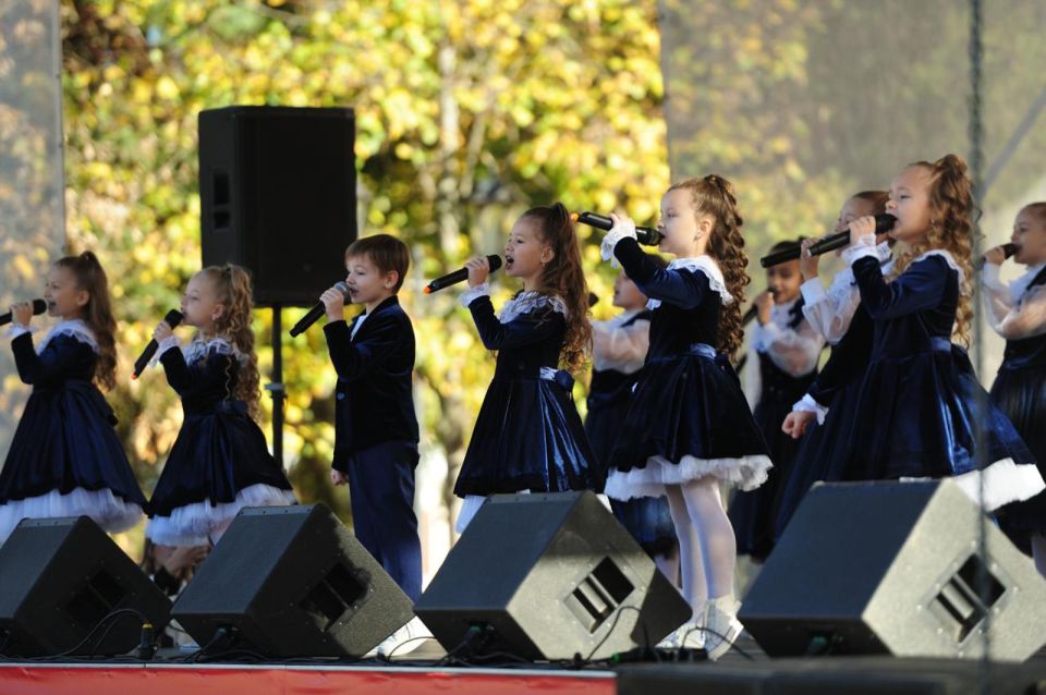 Площадь Дружбы в Майкопе сегодня стала местом проведения праздничных мероприятий, посвященных Дню народного единства! Площадь Дружбы в Майкопе сегодня стала местом проведения праздничных мероприятий, посвященных Дню народного единства!
