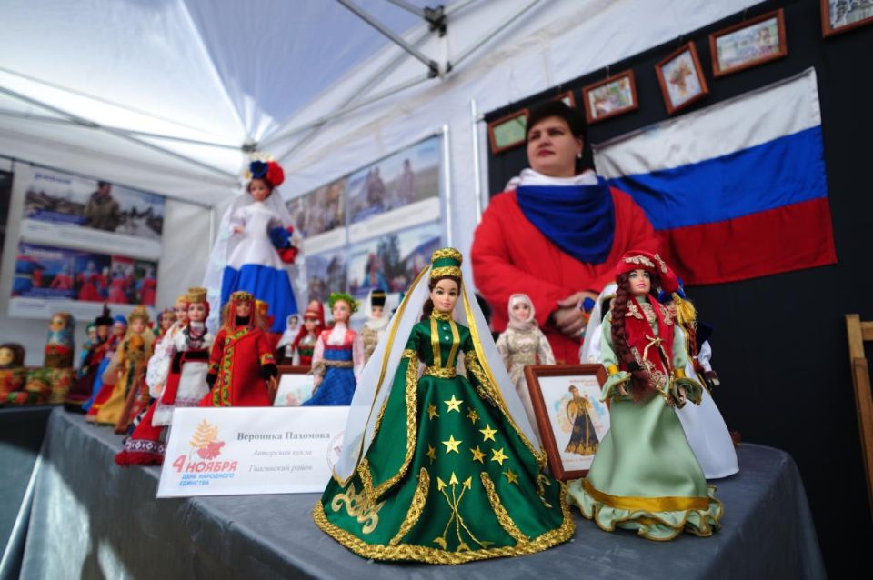 Площадь Дружбы в Майкопе сегодня стала местом проведения праздничных мероприятий, посвященных Дню народного единства! Площадь Дружбы в Майкопе сегодня стала местом проведения праздничных мероприятий, посвященных Дню народного единства!