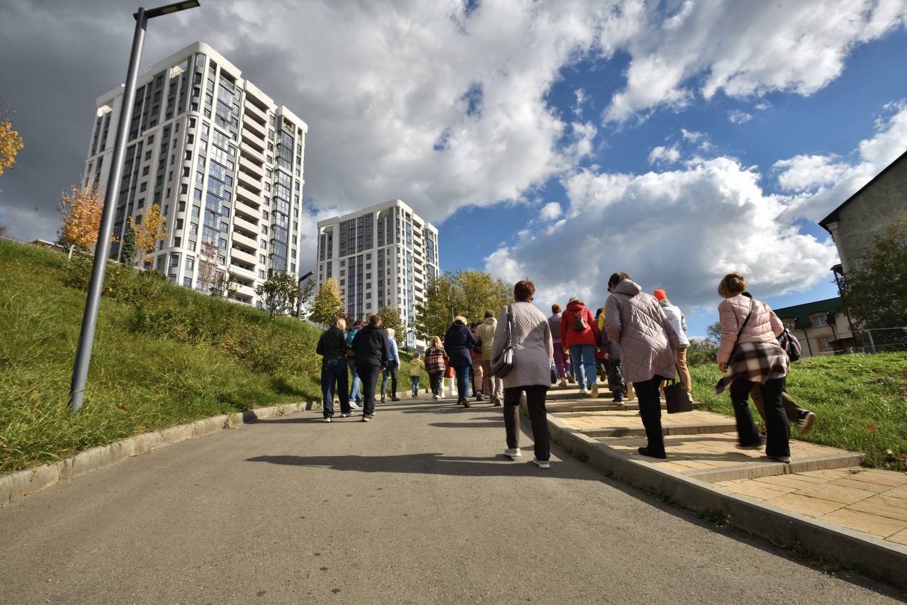 Около 50 человек приняли участие в пешеходной экскурсии по столице Адыгеи Около 50 человек приняли участие в пешеходной экскурсии по столице Адыгеи