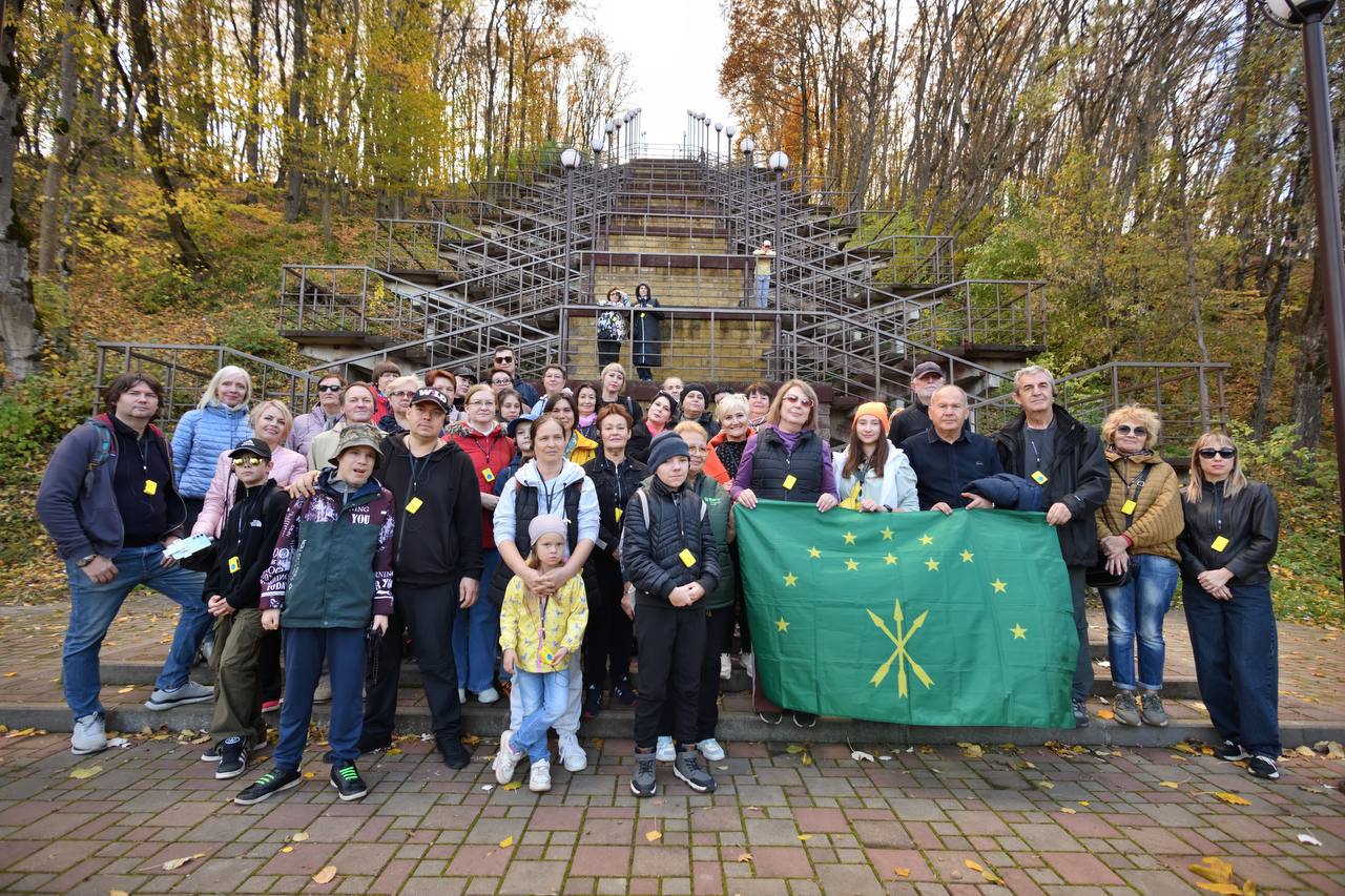 Около 50 человек приняли участие в пешеходной экскурсии по столице Адыгеи Около 50 человек приняли участие в пешеходной экскурсии по столице Адыгеи