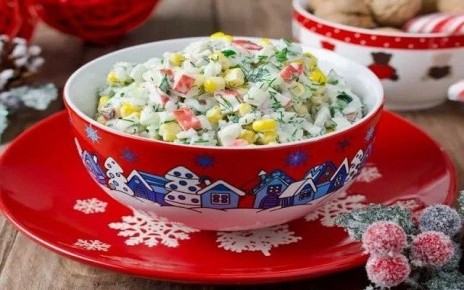 Салаты с крабовыми палочками: легкие и вкусные рецепты к новогоднему столу 2025