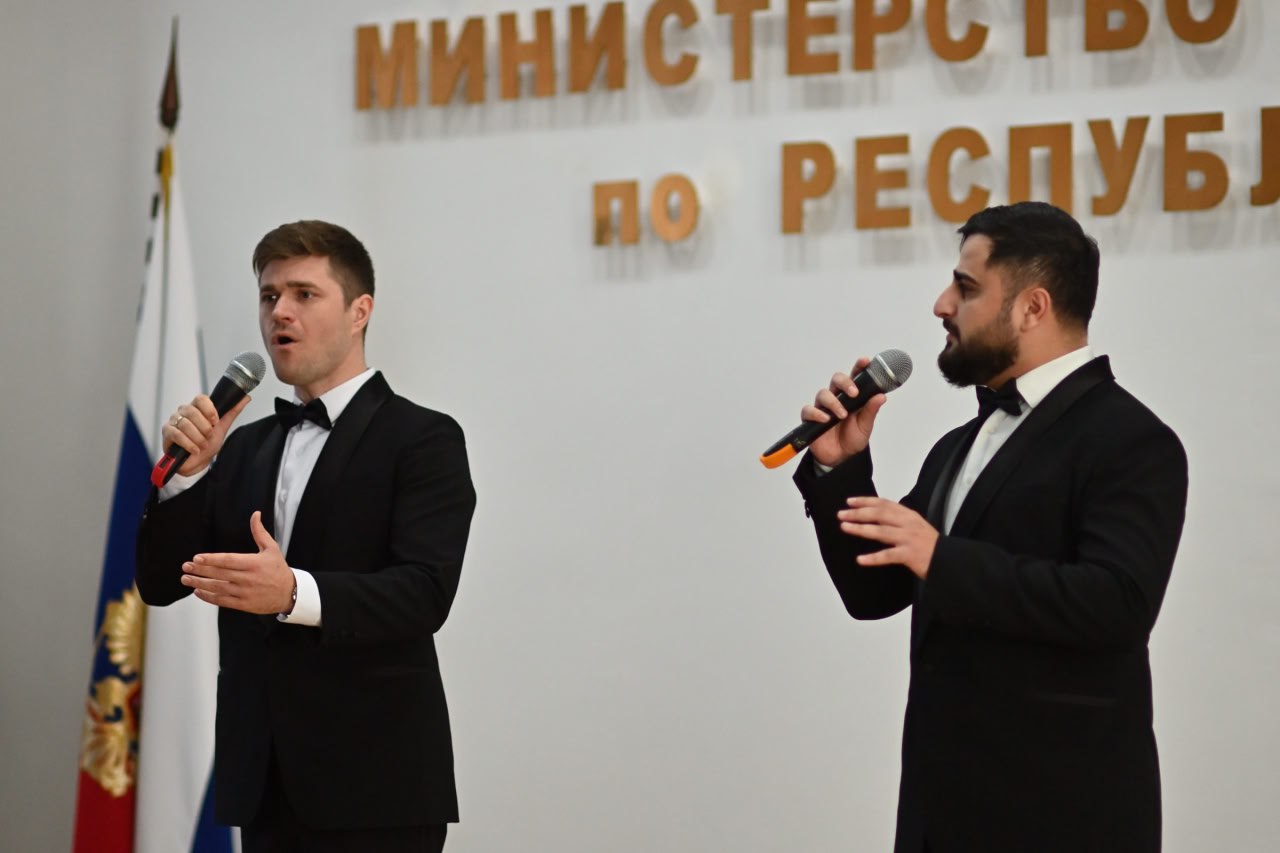 С профессиональным праздником сотрудников полиции также поздравили председатель Госсовета-Хасэ Республике Адыгея Владимир Нарожный, начальник управления ФСБ России по Республике Адыгея Михаил Кемеров, заместитель начальника... С профессиональным праздником сотрудников полиции также поздравили председатель Госсовета-Хасэ Республике Адыгея Владимир Нарожный, начальник управления ФСБ России по Республике Адыгея Михаил Кемеров, заместитель начальника...