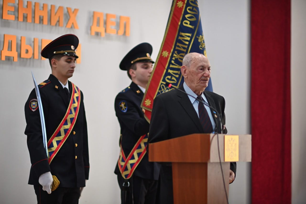 Приветствуя участников собрания Глава Адыгеи Мурат Кумпилов подчеркнул, что сегодня важнейшими задачами для полиции являются обеспечение правопорядка в общественных местах, контроль миграции, безопасность дорожного движения... Приветствуя участников собрания Глава Адыгеи Мурат Кумпилов подчеркнул, что сегодня важнейшими задачами для полиции являются обеспечение правопорядка в общественных местах, контроль миграции, безопасность дорожного движения...