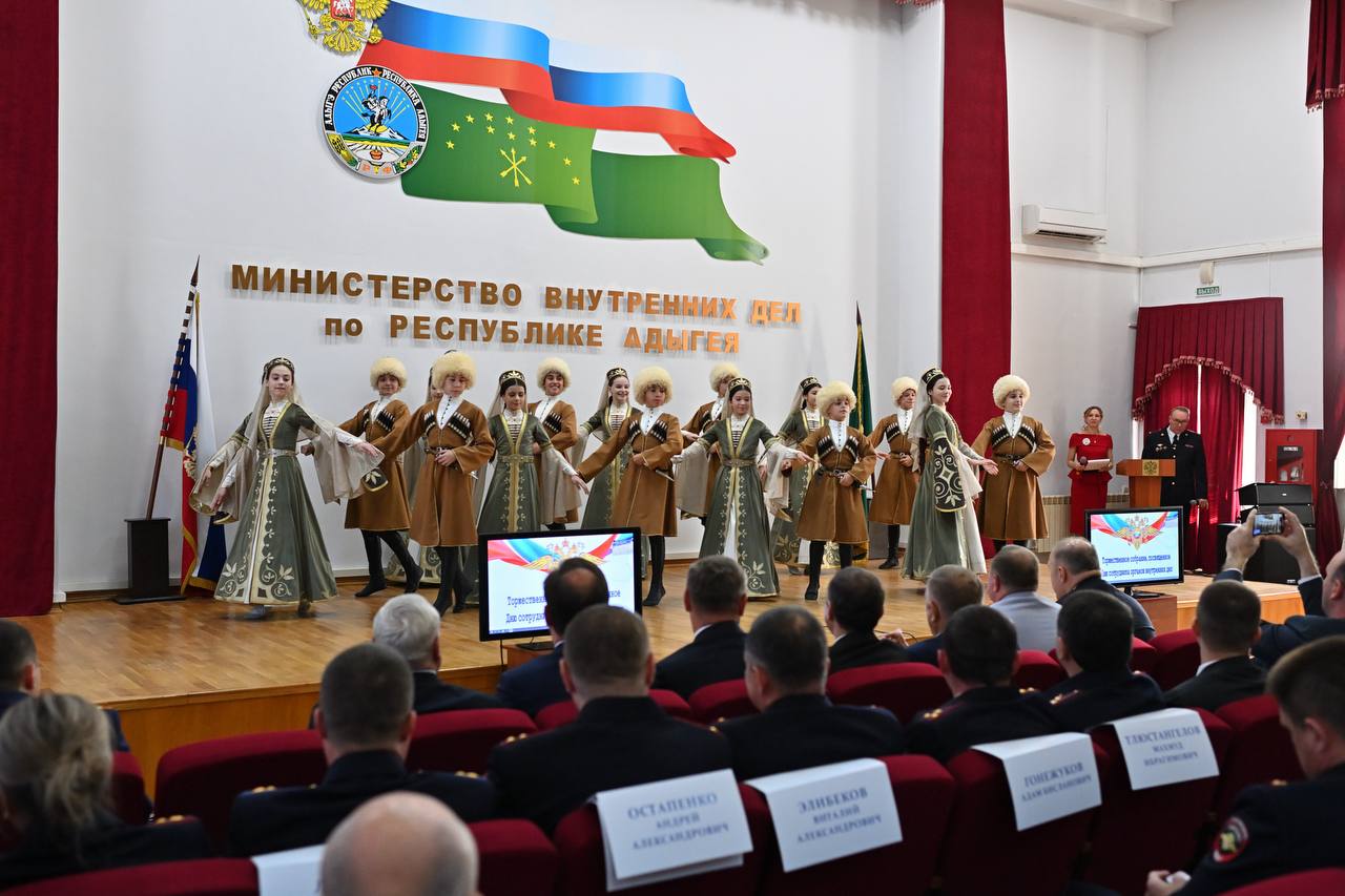 Глава Адыгеи поздравил сотрудников и ветеранов органов внутренних дел с профессиональным праздником Глава Адыгеи поздравил сотрудников и ветеранов органов внутренних дел с профессиональным праздником