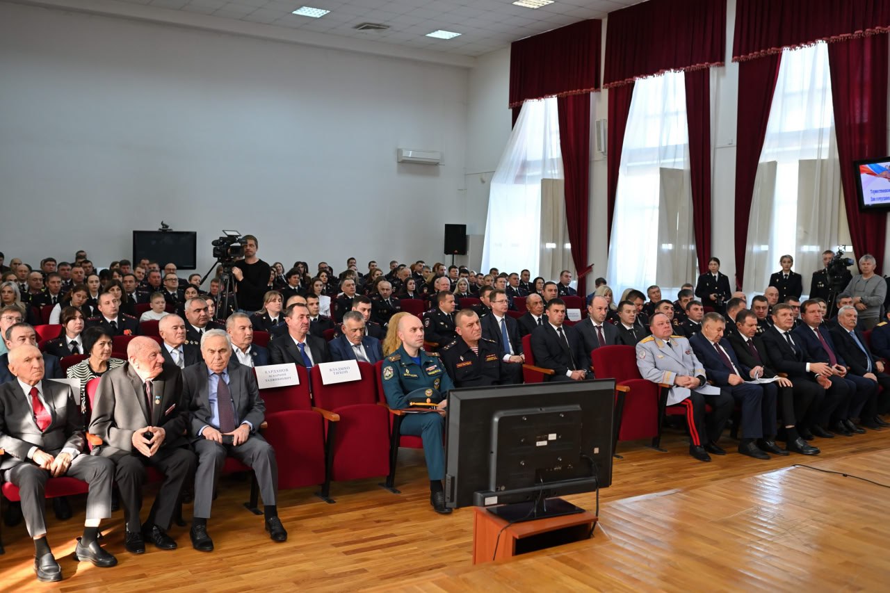 Глава Адыгеи Мурат Кумпилов поздравил сотрудников органов внутренних дел республики с наступающим профессиональным праздником Глава Адыгеи Мурат Кумпилов поздравил сотрудников органов внутренних дел республики с наступающим профессиональным праздником