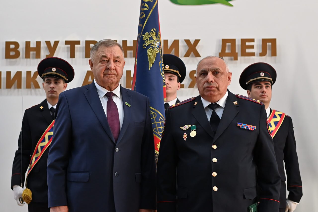 Приветствуя участников собрания Глава Адыгеи Мурат Кумпилов подчеркнул, что сегодня важнейшими задачами для полиции являются обеспечение правопорядка в общественных местах, контроль миграции, безопасность дорожного движения... Приветствуя участников собрания Глава Адыгеи Мурат Кумпилов подчеркнул, что сегодня важнейшими задачами для полиции являются обеспечение правопорядка в общественных местах, контроль миграции, безопасность дорожного движения...