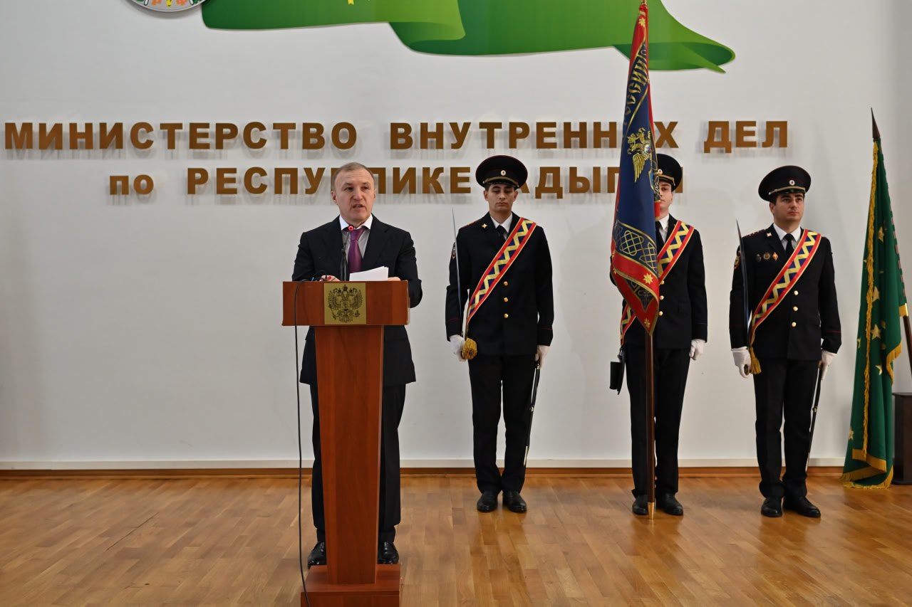 Глава Адыгеи Мурат Кумпилов поздравил сотрудников органов внутренних дел республики с наступающим профессиональным праздником Глава Адыгеи Мурат Кумпилов поздравил сотрудников органов внутренних дел республики с наступающим профессиональным праздником
