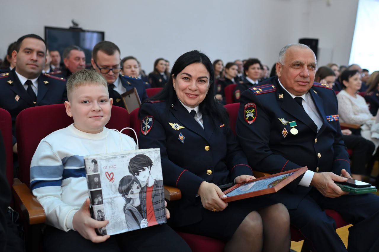 С профессиональным праздником сотрудников полиции также поздравили председатель Госсовета-Хасэ Республике Адыгея Владимир Нарожный, начальник управления ФСБ России по Республике Адыгея Михаил Кемеров, заместитель начальника... С профессиональным праздником сотрудников полиции также поздравили председатель Госсовета-Хасэ Республике Адыгея Владимир Нарожный, начальник управления ФСБ России по Республике Адыгея Михаил Кемеров, заместитель начальника...