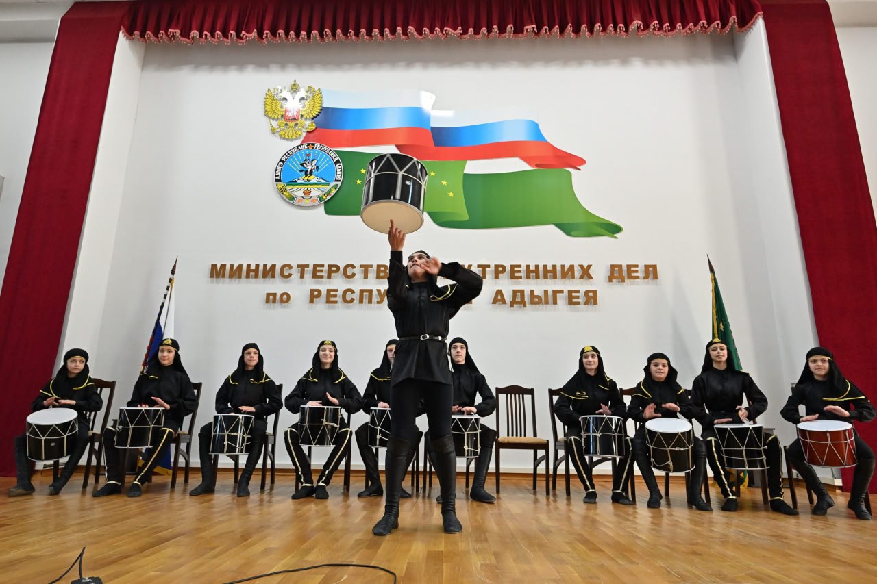 С профессиональным праздником сотрудников полиции также поздравили председатель Госсовета-Хасэ Республике Адыгея Владимир Нарожный, начальник управления ФСБ России по Республике Адыгея Михаил Кемеров, заместитель начальника... С профессиональным праздником сотрудников полиции также поздравили председатель Госсовета-Хасэ Республике Адыгея Владимир Нарожный, начальник управления ФСБ России по Республике Адыгея Михаил Кемеров, заместитель начальника...