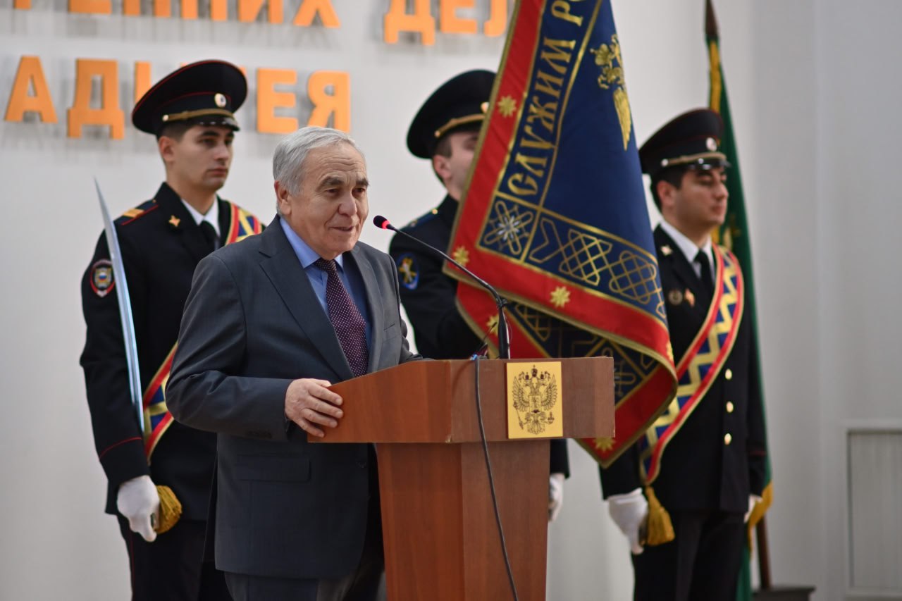 Приветствуя участников собрания Глава Адыгеи Мурат Кумпилов подчеркнул, что сегодня важнейшими задачами для полиции являются обеспечение правопорядка в общественных местах, контроль миграции, безопасность дорожного движения... Приветствуя участников собрания Глава Адыгеи Мурат Кумпилов подчеркнул, что сегодня важнейшими задачами для полиции являются обеспечение правопорядка в общественных местах, контроль миграции, безопасность дорожного движения...